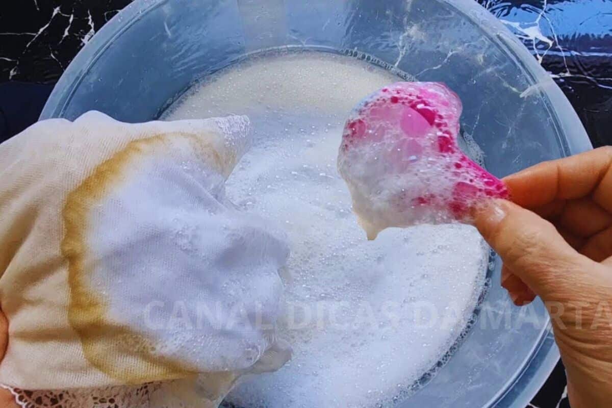 Misturinha para desencardir roupa que resolve o problema de verdade