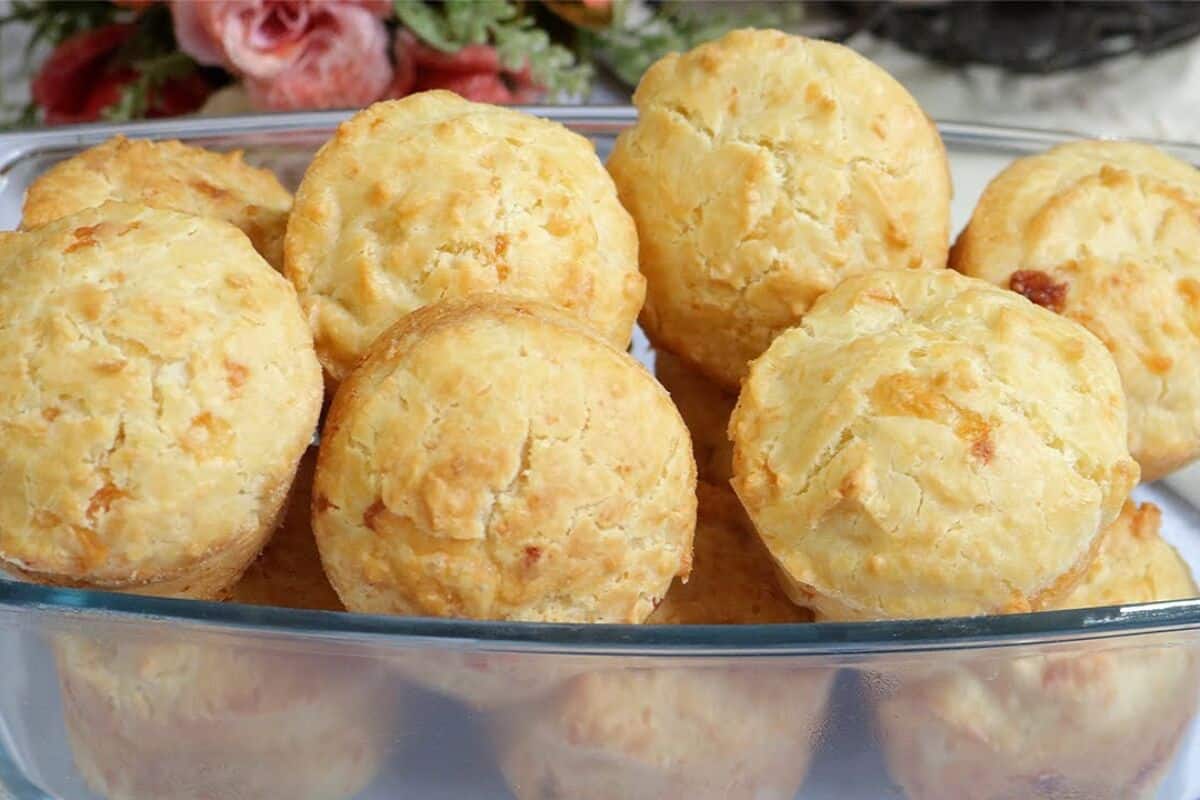 Pão de queijo com fermento de bolo fofinho que vai surpreender você com o resultado 9 pão de queijo com fermento de bolo