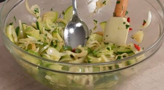 salada de abobrinha acebolada