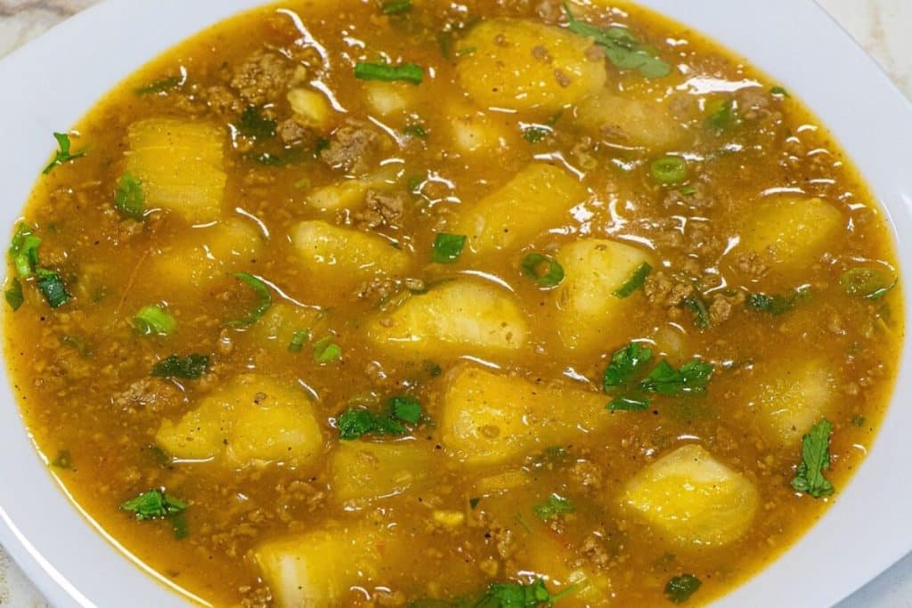 sopa de mandioca com carne moída