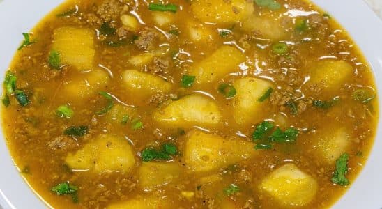 sopa de mandioca com carne moída