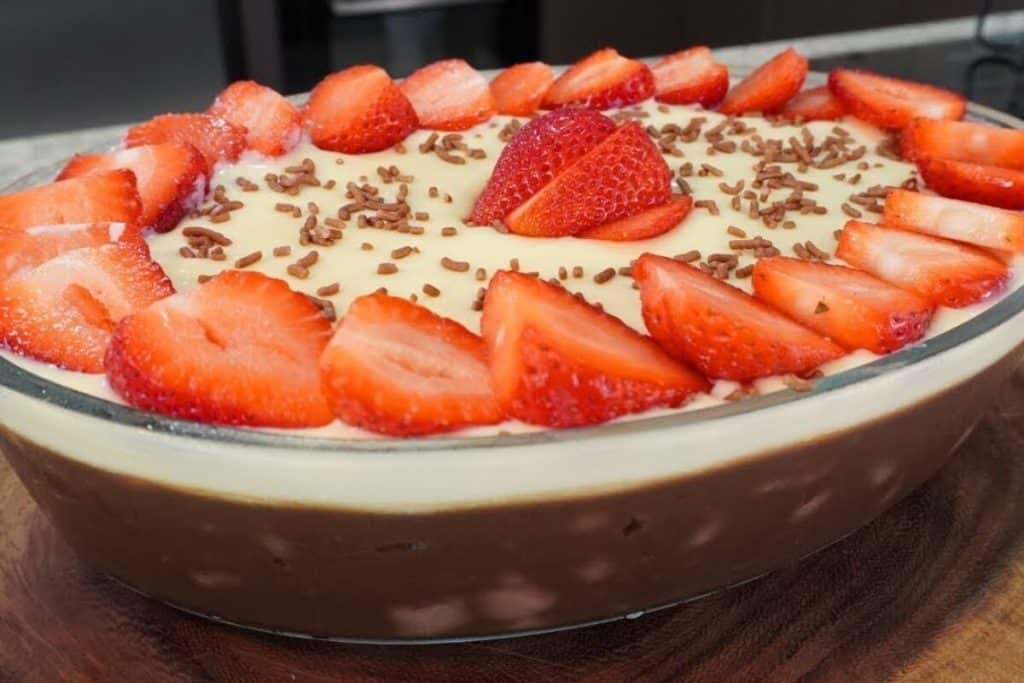 BOMBOM DE MORANGO NA TRAVESSA