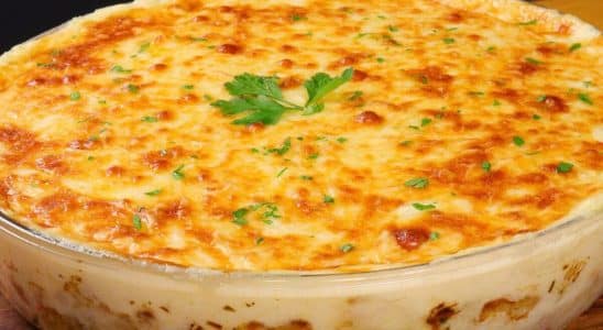 FILÉ DE PEIXE AO MOLHO BRANCO