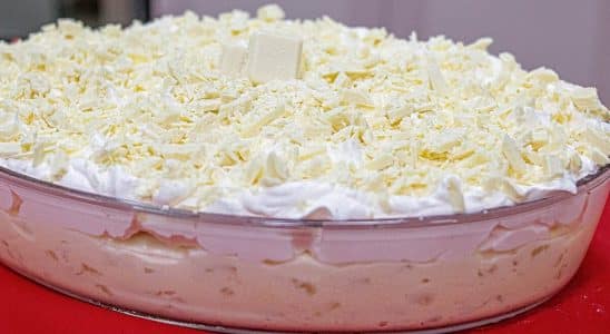 GELADO DE ABACAXI COM CHOCOLATE BRANCO