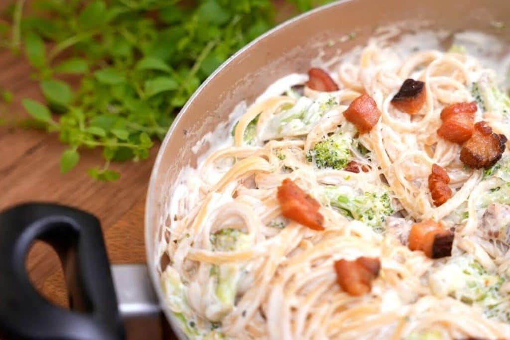 MACARRÃO COM BRÓCOLIS