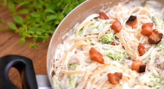 MACARRÃO COM BRÓCOLIS