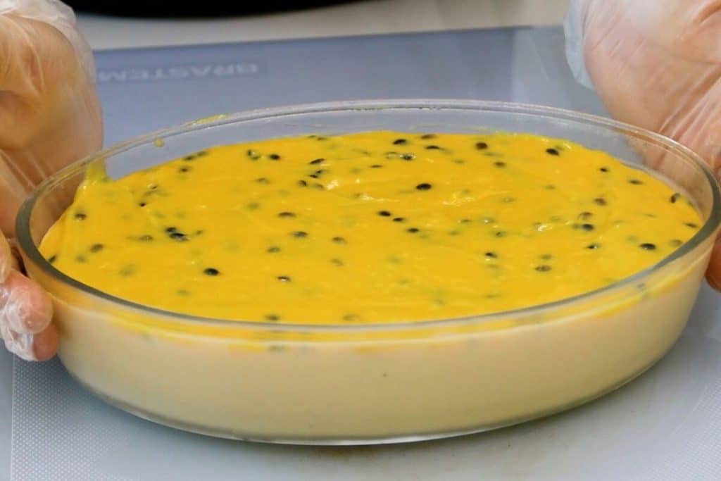 MOUSSE COM CALDA DE MARACUJÁ