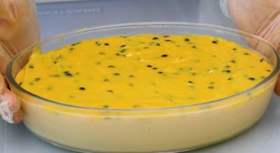 MOUSSE COM CALDA DE MARACUJÁ