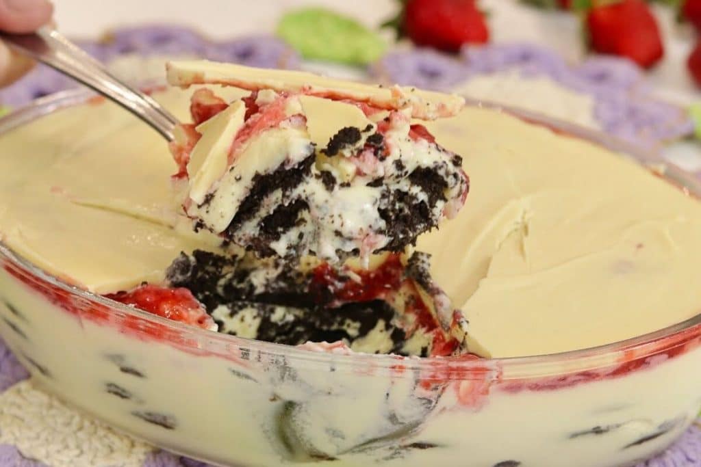 PAVÊ DE NINHO COM MORANGO