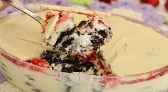 PAVÊ DE NINHO COM MORANGO