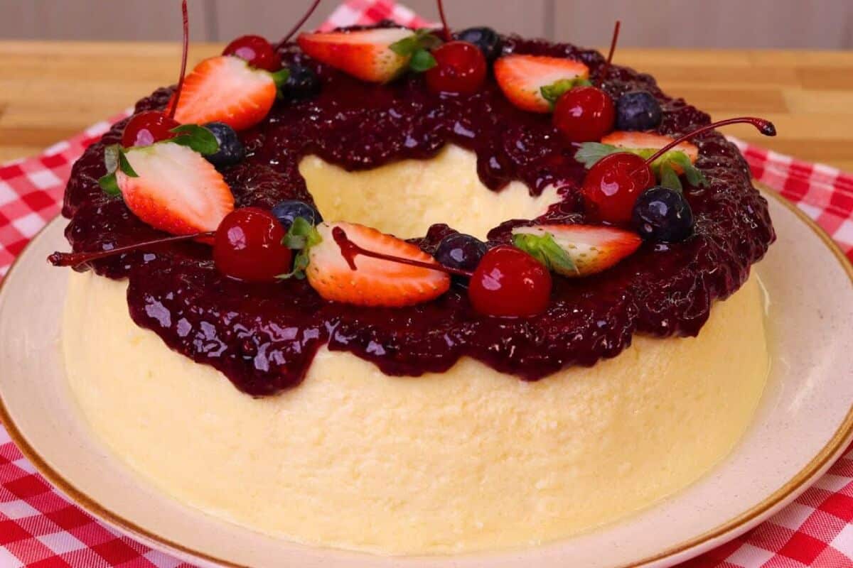 PUDIM DE RICOTA COM FRUTAS VERMELHAS