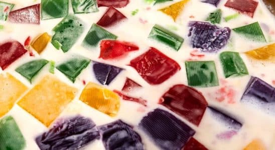 SOBREMESA DE GELATINA COLORIDA