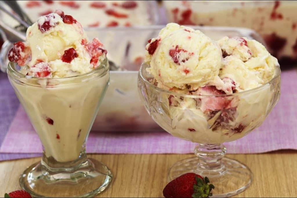 SORVETE DE LEITE NINHO COM MORANGO