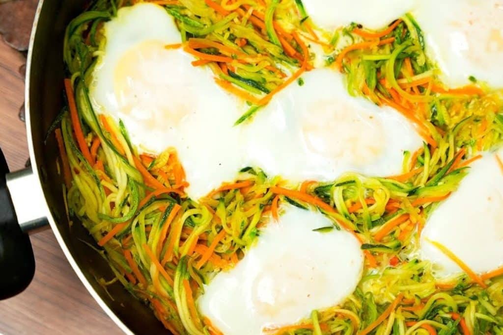 almoço com ovos e legumes