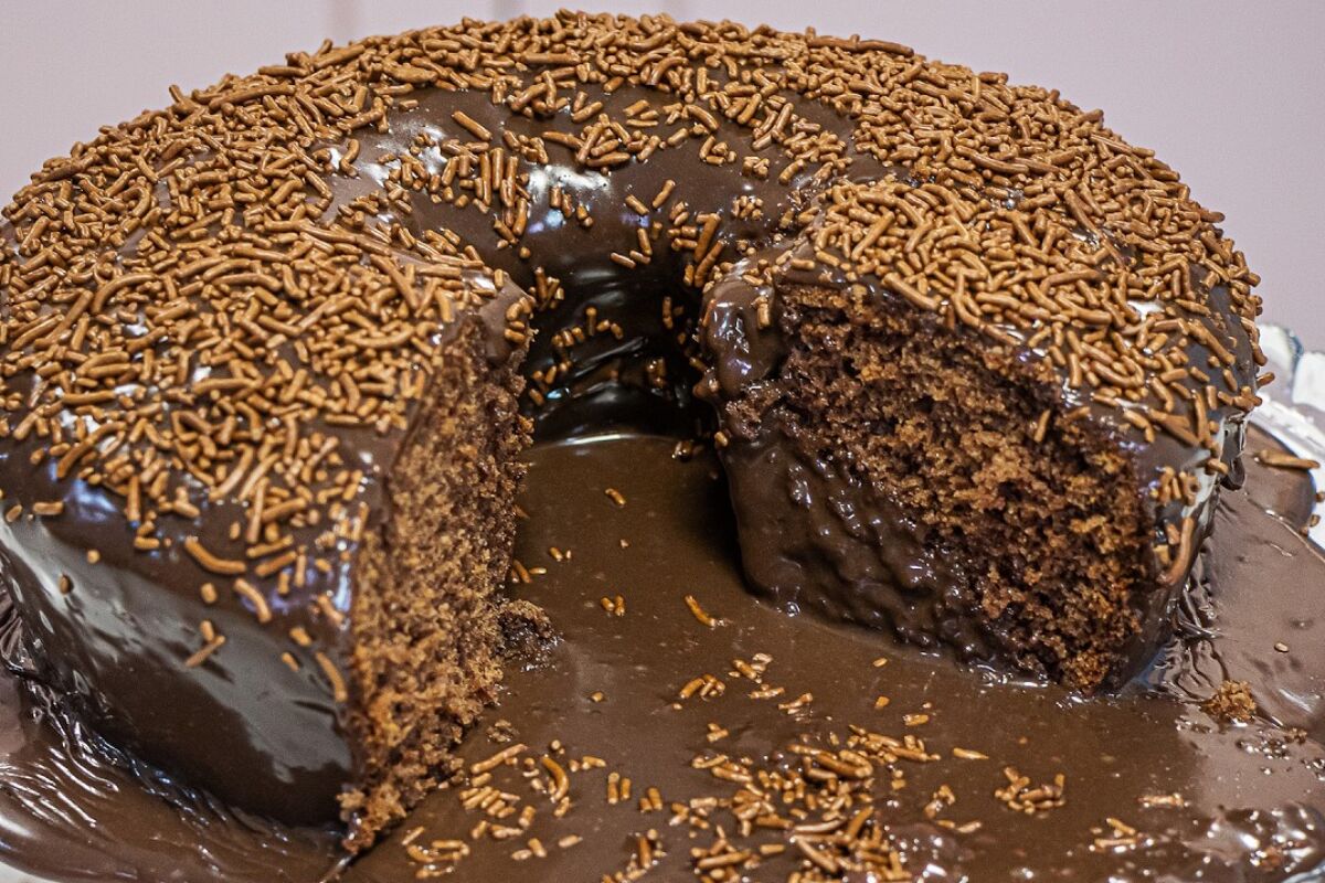 Bolo vulcão de chocolate com muito recheio de comer lambendo os dedos 60 bolo vulcão de chocolate