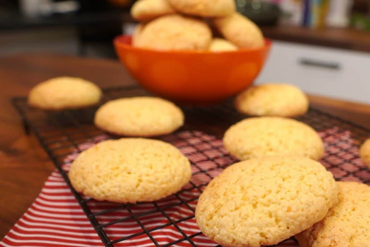Broa de queijo crocante por fora macia por dentro e muito fácil de preparar 3 broa de queijo