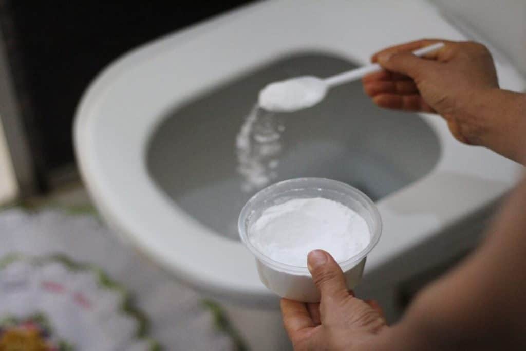 misturinha caseira para limpar banheiro
