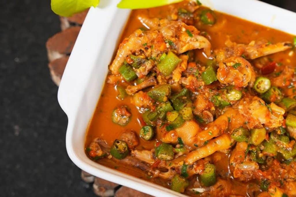 pé de galinha com quiabo