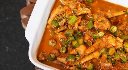 pé de galinha com quiabo