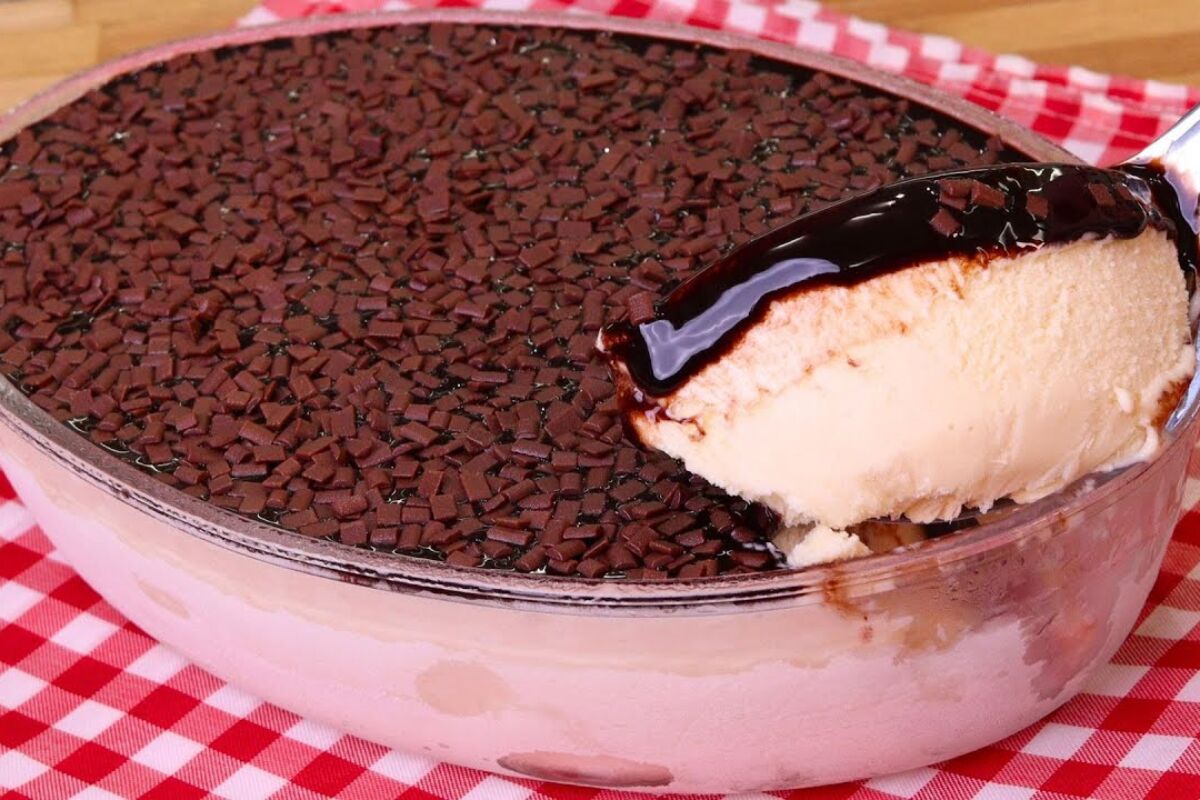 Sorvetão na travessa com calda de chocolate super fácil e geladinho para refrescar o fim de semana 199 sorvetão na travessa