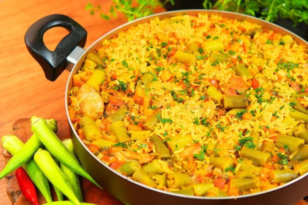 ARROZ COM QUIABO E FRANGO