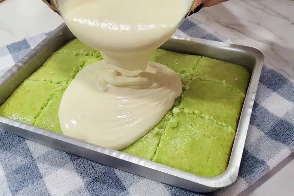 Bolo alagado de limão: molhadinho, azedinho na medida e perfeito pra servir gelado no lanche 4 BOLO ALAGADO DE LIMÃO