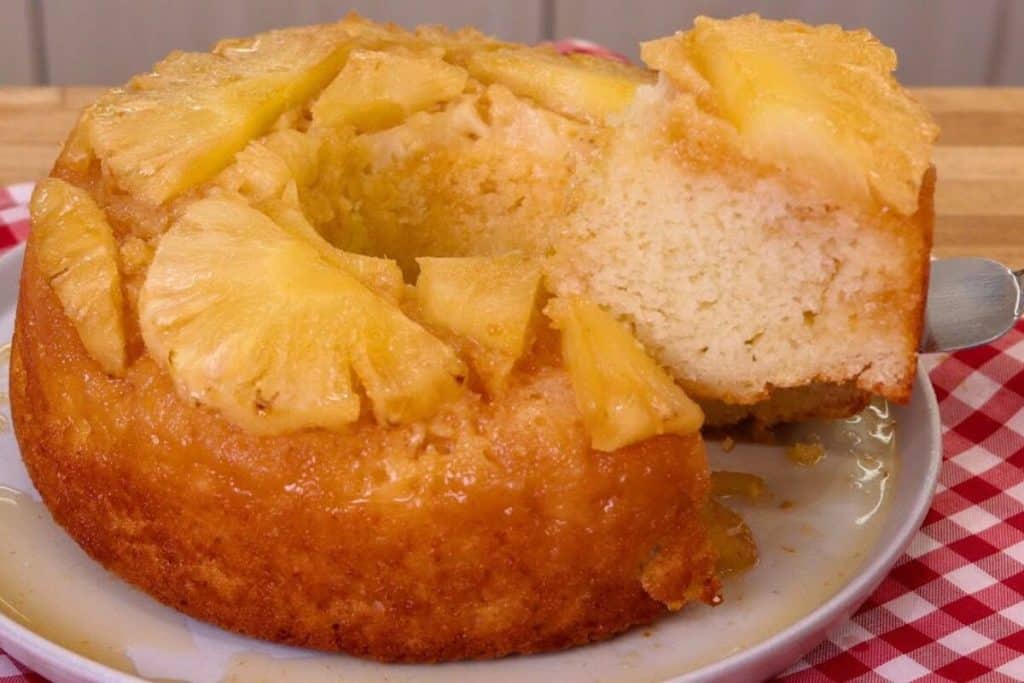 BOLO DE ABACAXI CARAMELIZADO