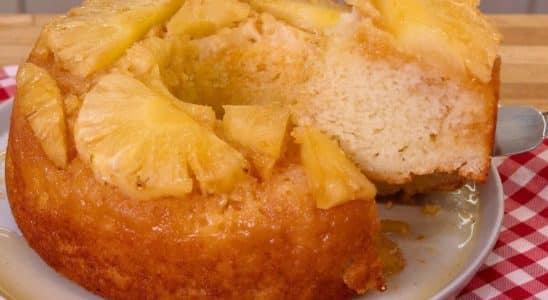 BOLO DE ABACAXI CARAMELIZADO