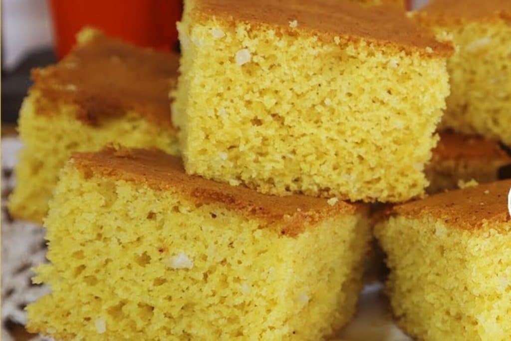 BOLO DE FUBÁ COM COCO