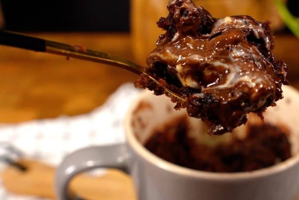 Bolo de caneca no micro-ondas fica pronto em minutos e fica uma delícia