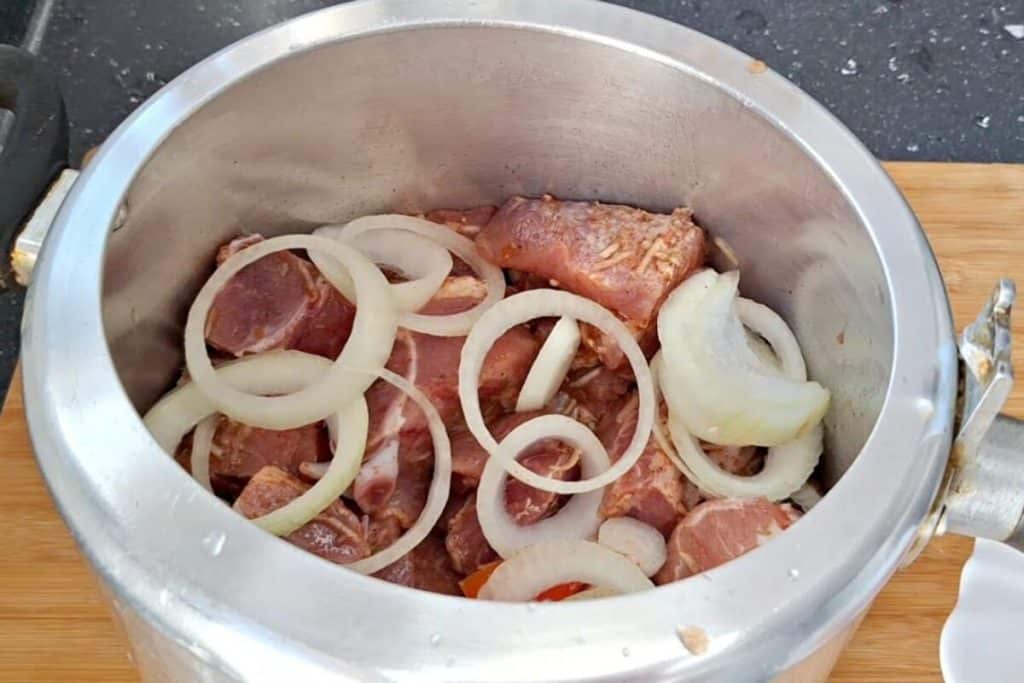 COSTELA  DE PORCO  NA PANELA DE PRESSÃO