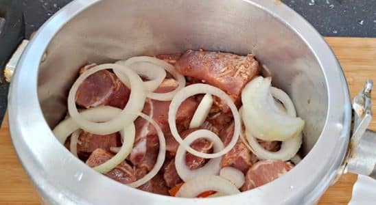 COSTELA DE PORCO NA PANELA DE PRESSÃO