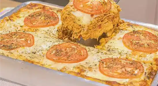 Lanchão de frango cremoso: feito na forma com ingredientes fáceis e muito recheio 1 lanchão de frango cremoso