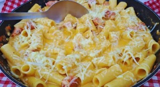 MACARRÃO CREMOSO COM LINGUIÇA