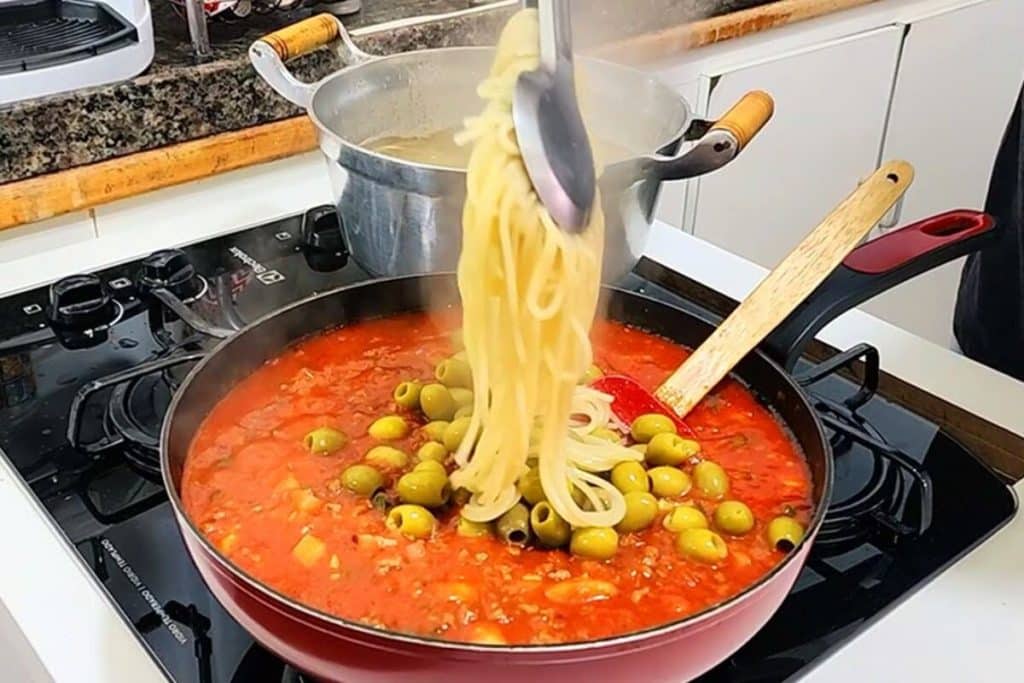 Macarronada com molho de carne moída