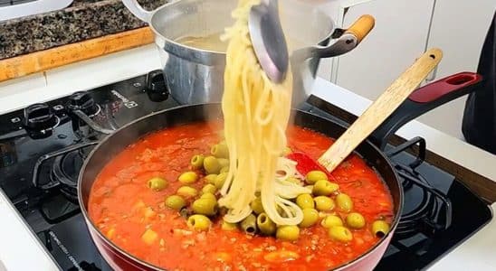 Macarronada com molho de carne moída