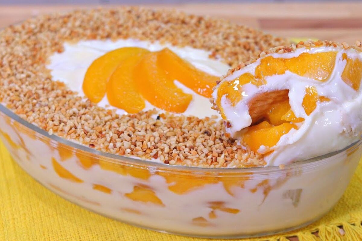 Pavê de pêssego na travessa, cremoso, fácil de montar e perfeito para ... Pavê de pêssego na travessa, cremoso, fácil de montar e perfeito para ...