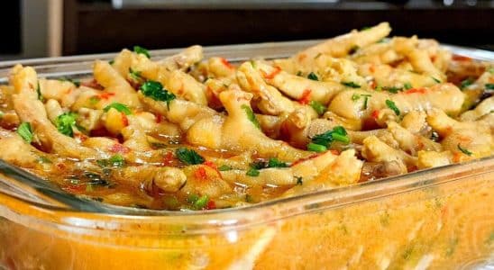 PÉ DE FRANGO ENSOPADO