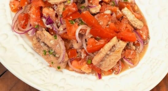 SALADA DE TOMATE COM SARDINHA
