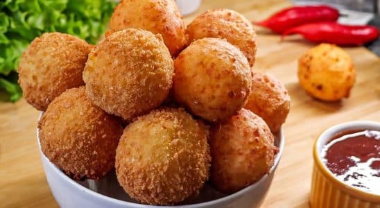 bolinho de queijo empanado
