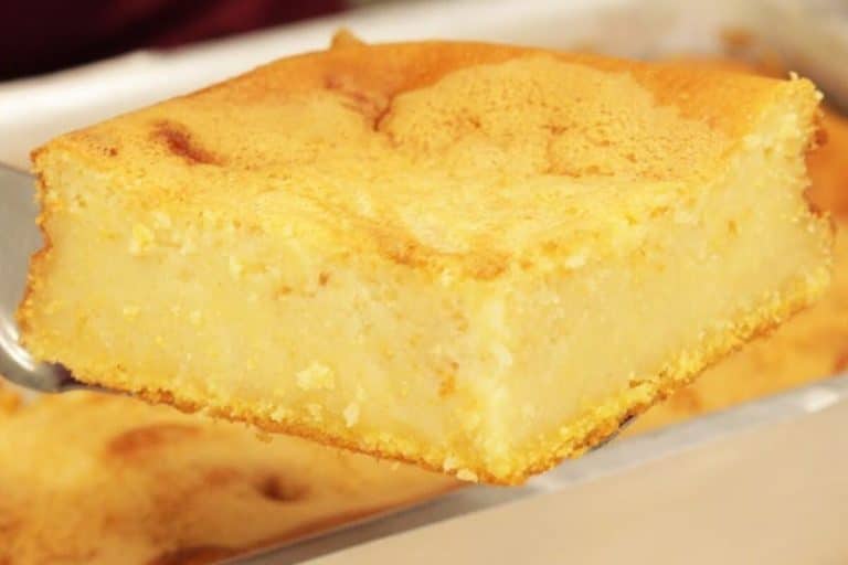 Bolo de fubá cremoso batido no liquidificador que fica pronto em poucos ...