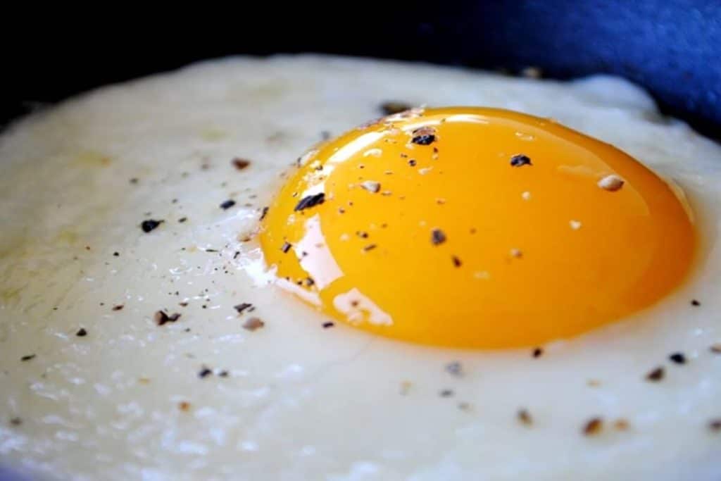 como fritar ovo sem furar a gema