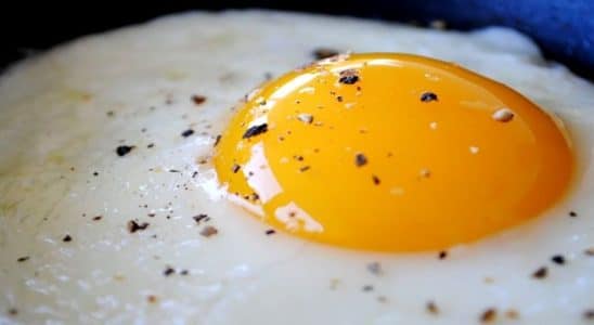 como fritar ovo sem furar a gema
