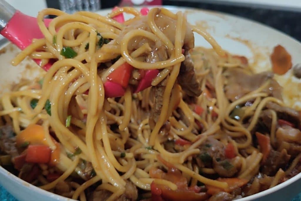 macarrão ao molho shoyu