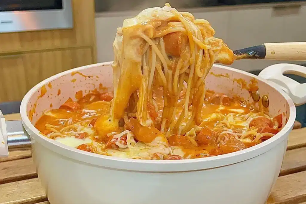 Macarronada de salsicha com queijo: simples, econômica e com aquele sabor de comida caseira 4 macarronada de salsicha com queijo