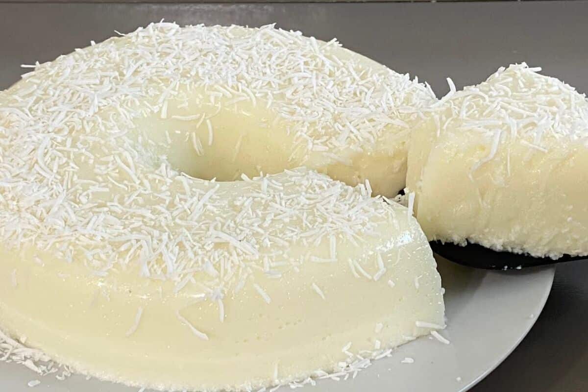 Sobremesa de coco feita sem fogo, bem cremosa, rápida e perfeita para ...