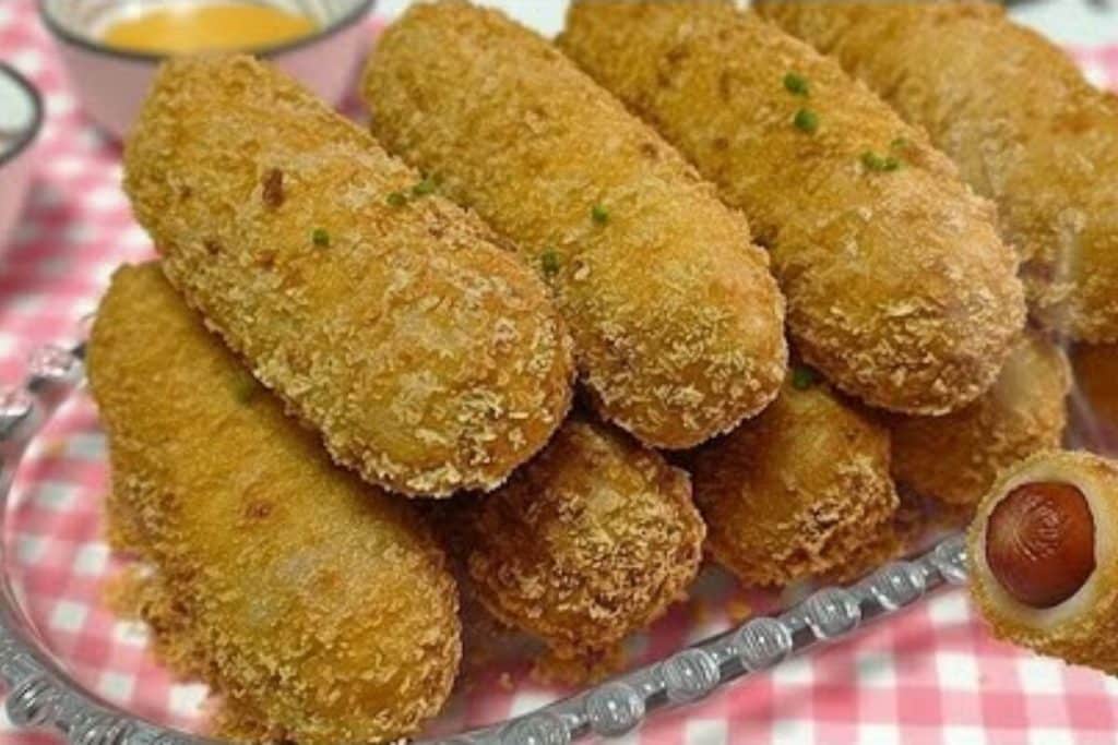 enrolado de salsicha frito