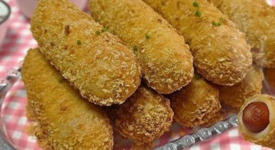 enrolado de salsicha frito