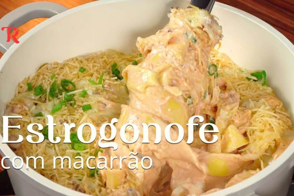 estrogonofe de carne com macarrão