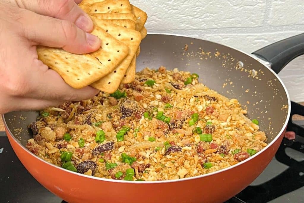 farofa de bolacha com bacon